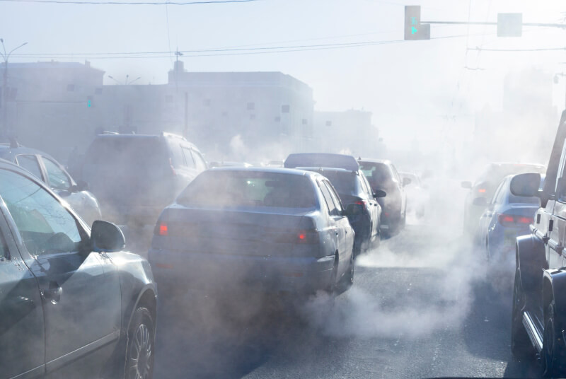 Aby zachować czyste powietrze w aucie, filtr kabinowy musi być regularnie wymieniany. Częstotliwość wymian zależy głównie od stopnia zanieczyszczenia powietrza tam, gdzie korzystamy najczęściej z auta.